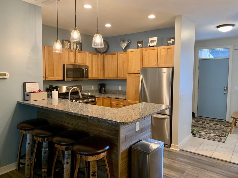 Newly updated fully-equipped kitchen