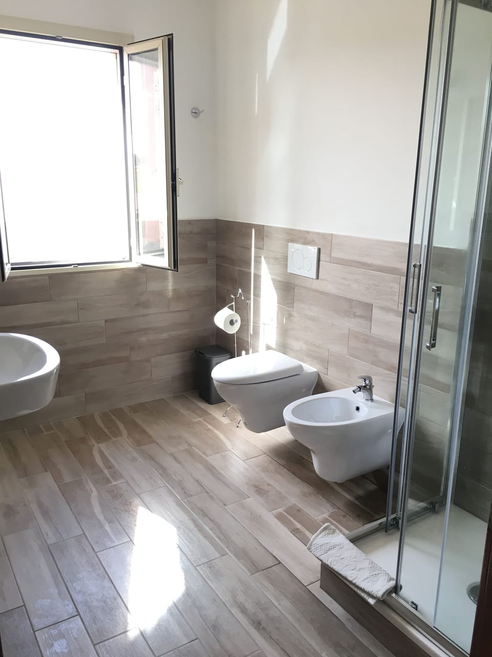 Shower, rainfall showerhead, free toiletries, hair dryer