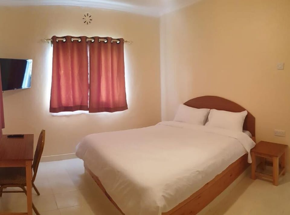 Deluxe Double Room | Desk, bed sheets