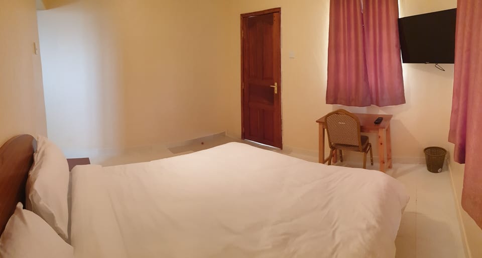 Deluxe Double Room | Desk, bed sheets