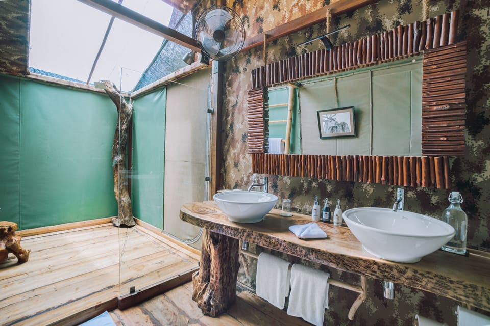 Shower, rainfall showerhead, free toiletries, hair dryer