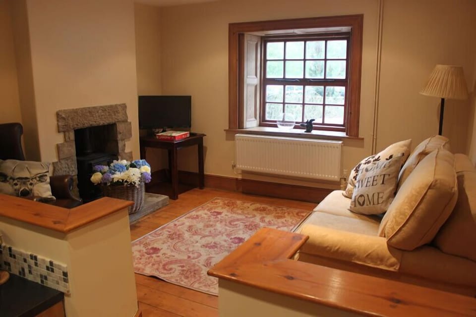 Standard Cottage, 2 Bedrooms | Living room | Flat-screen TV