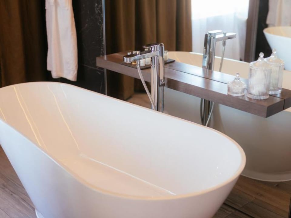 Junior Room | Bathroom | Combined shower/tub, free toiletries, hair dryer, towels