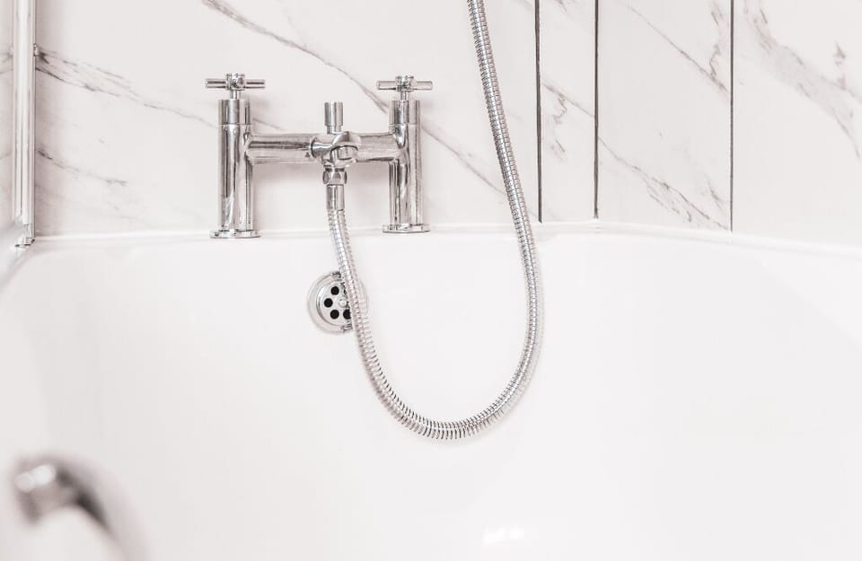 Room (Deluxe Family Room) | Bathroom | Shower, rainfall showerhead, free toiletries, hair dryer