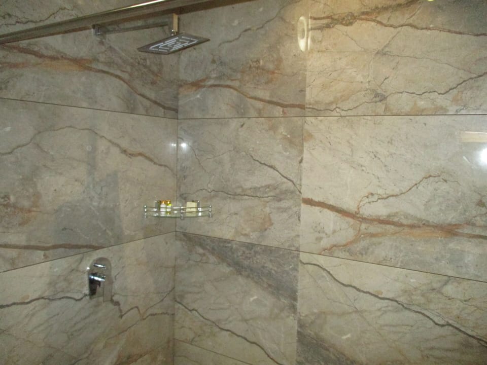 Luxury Cottage | Bathroom shower