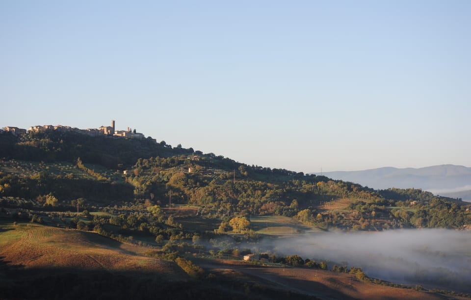 Panoramic apartment with terrace, pool and garden, just 5 km from the old town. Apartment in Tuscany