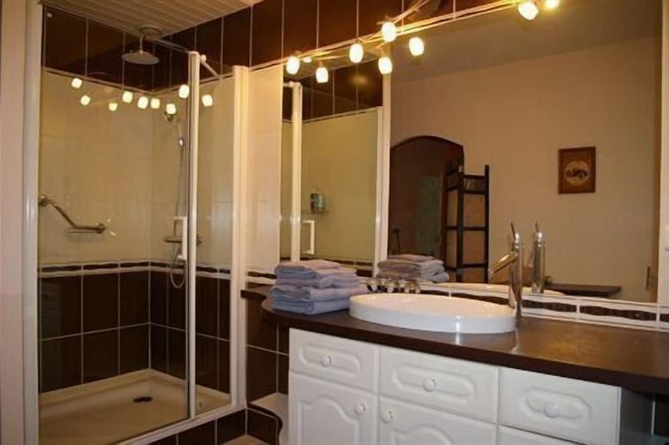 Superior Double Room | Bathroom | Shower, rainfall showerhead, hair dryer, towels