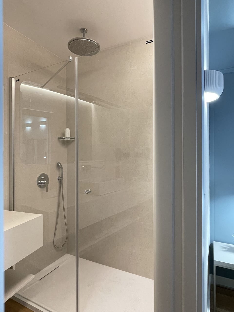 Shower, rainfall showerhead, free toiletries, hair dryer