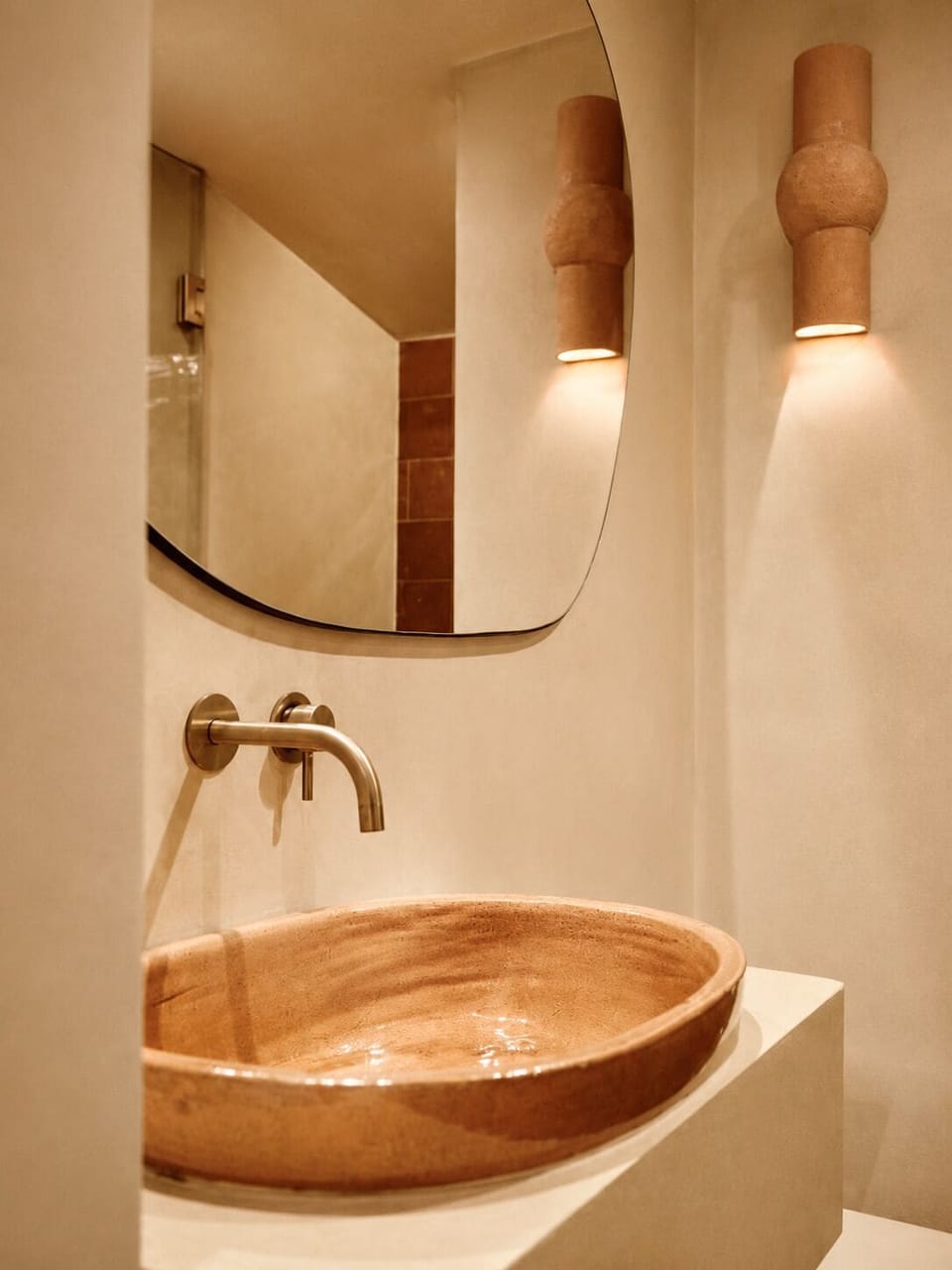 Shower, rainfall showerhead, free toiletries, hair dryer