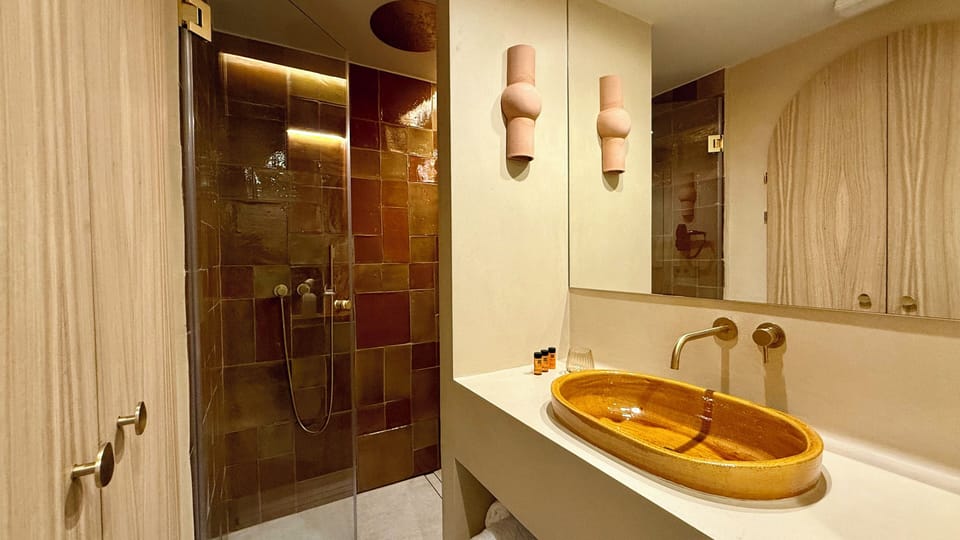 Shower, rainfall showerhead, free toiletries, hair dryer