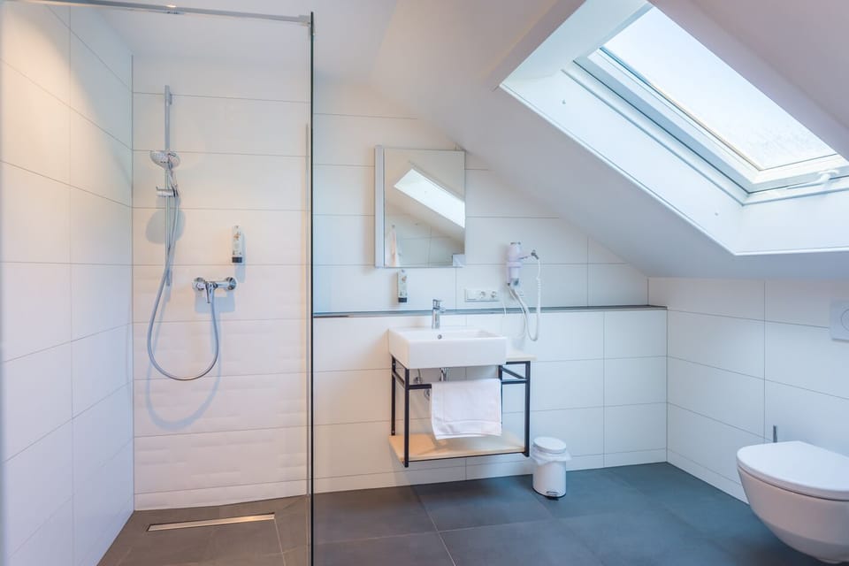 Apartment | Bathroom | Shower, rainfall showerhead, towels