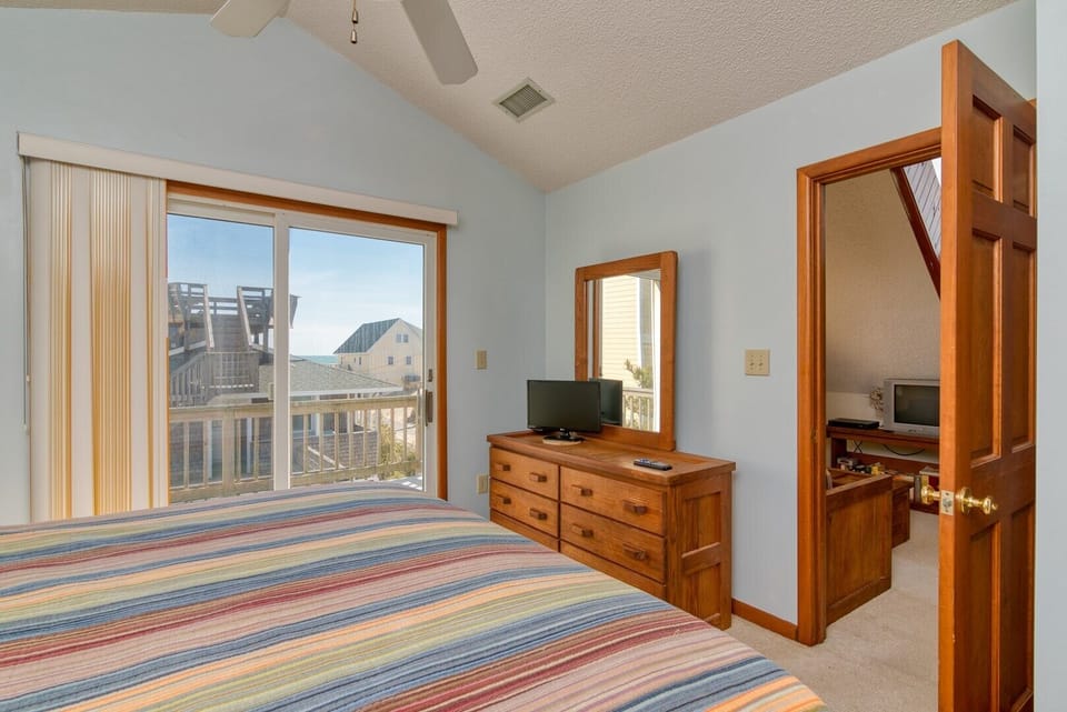 bedroom upstairs 1 (2)