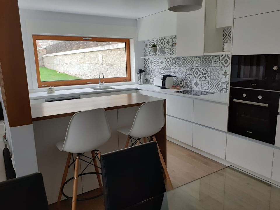 Full-size fridge, microwave, oven, stovetop