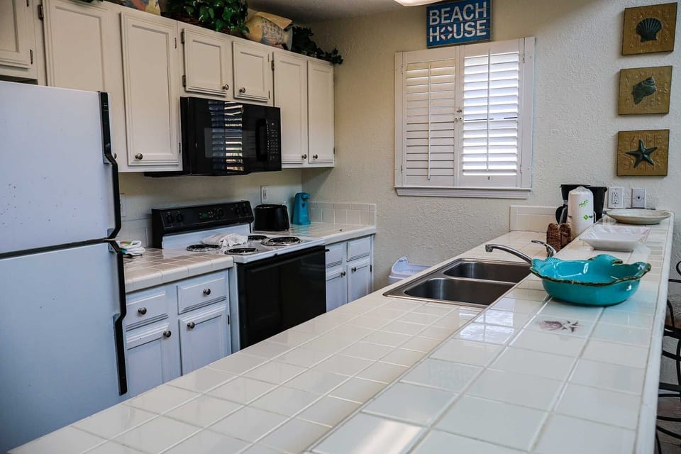 Condo, 2 Bedrooms | Private kitchen | Coffee/tea maker, fridge, oven, toaster