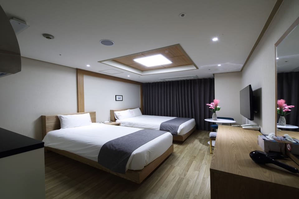 Deluxe Twin Room | Free minibar, blackout drapes, soundproofing, free WiFi