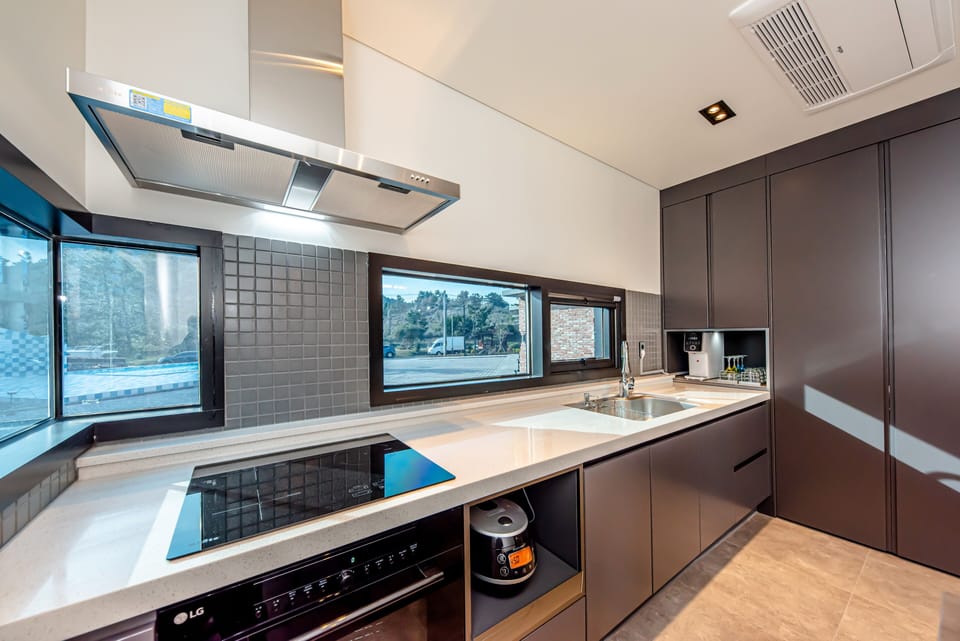 Luxury Villa (Reserve for warm pool use after the booking, early sold-out expected) | Private kitchenette | Full-size fridge, microwave, oven, stovetop