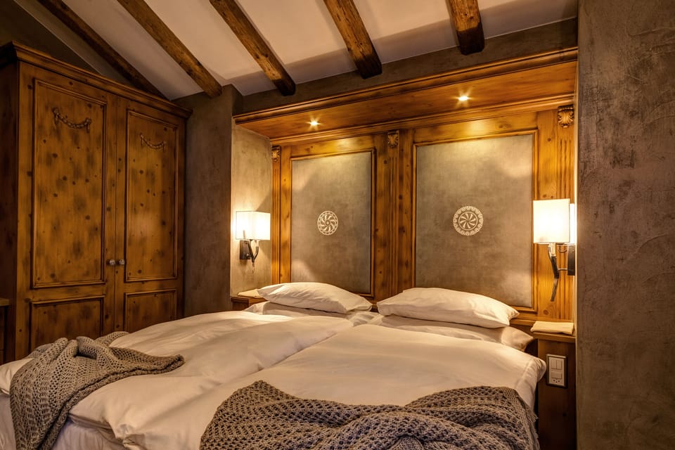 Senior Suite | Hypo-allergenic bedding, down comforters, minibar, in-room safe
