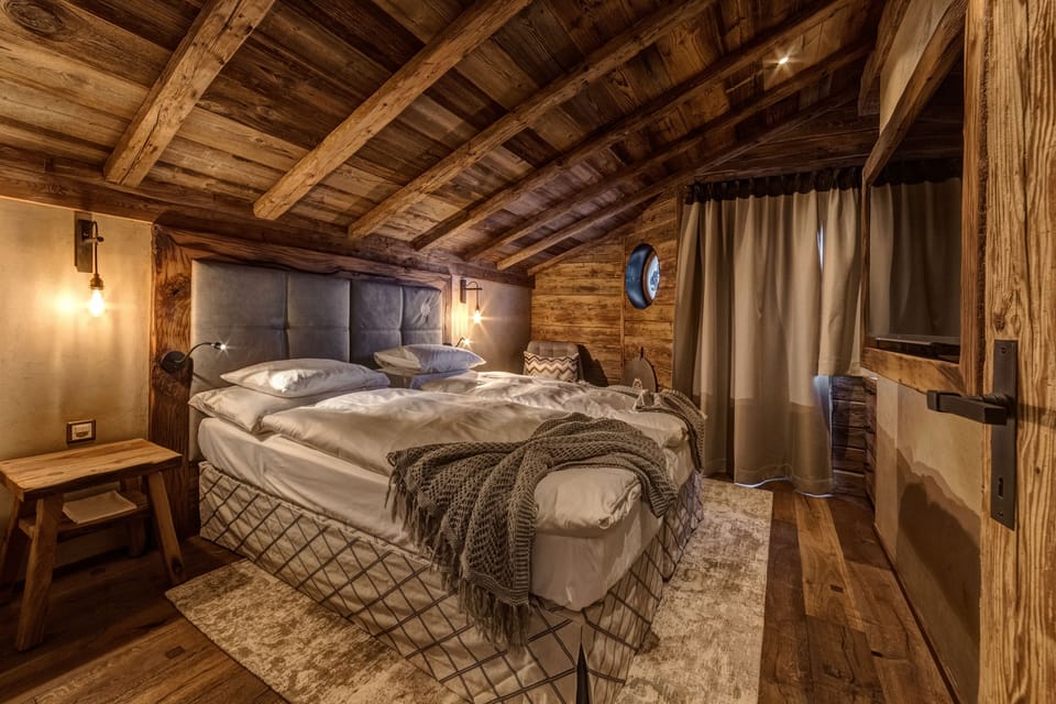 Luxury Suite | Hypo-allergenic bedding, down comforters, minibar, in-room safe
