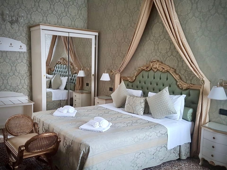 Suite "Carlo Goldoni" View on Campo Santo Stefano | Premium bedding, free minibar items, in-room safe