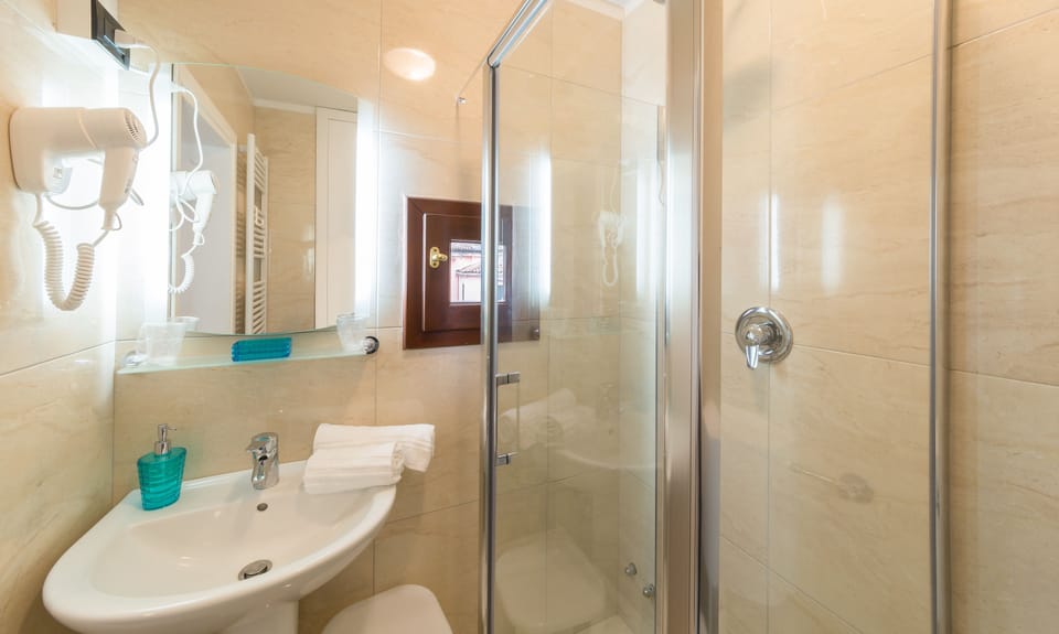 Suite "Carlo Goldoni" View on Campo Santo Stefano | Bathroom | Combined shower/tub, jetted tub, free toiletries, hair dryer