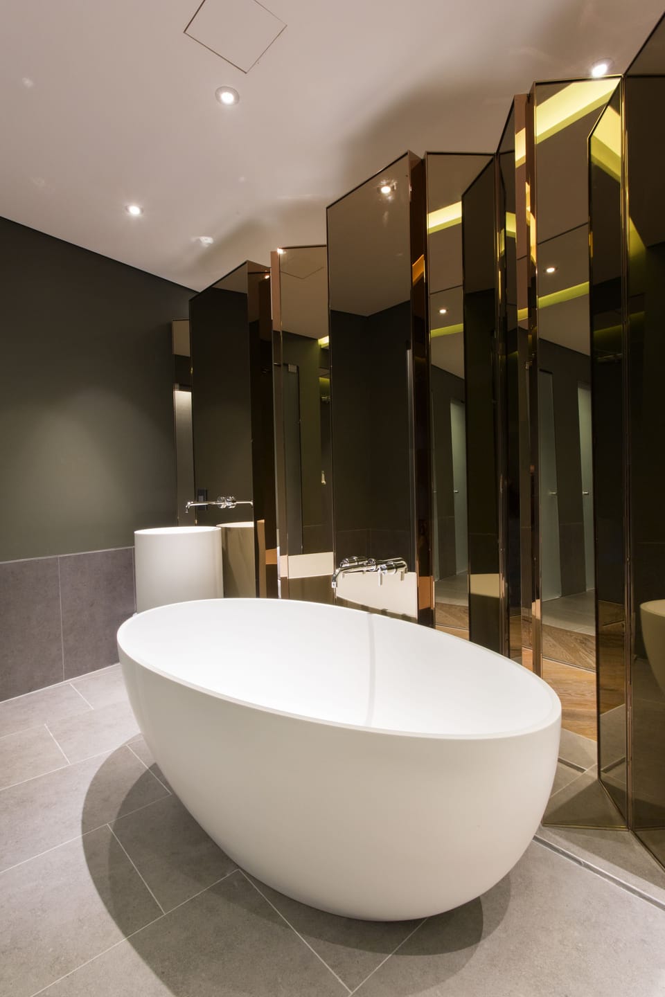 Combined shower/tub, slippers, towels