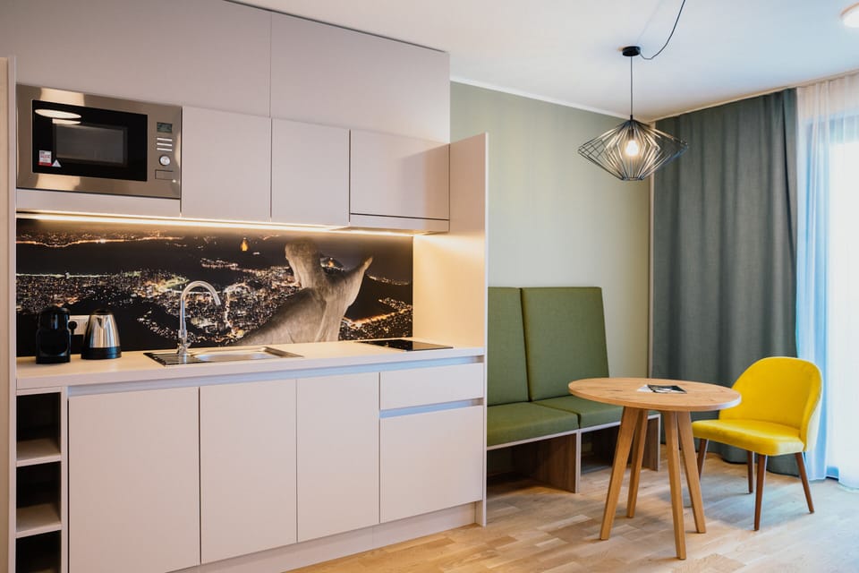 Full-size fridge, microwave, stovetop, dishwasher