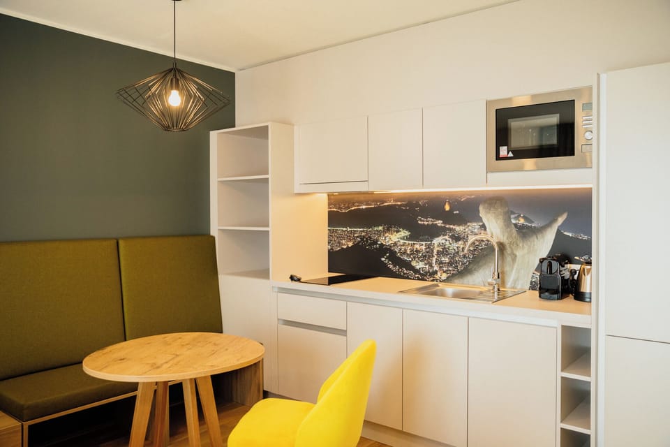 Apartment Leblon, Kitchenette | Premium bedding, in-room safe, desk, laptop workspace