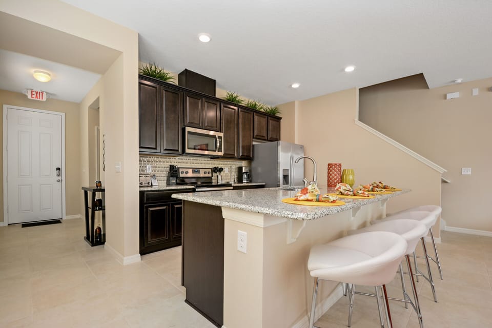 Full-size fridge, microwave, oven, stovetop