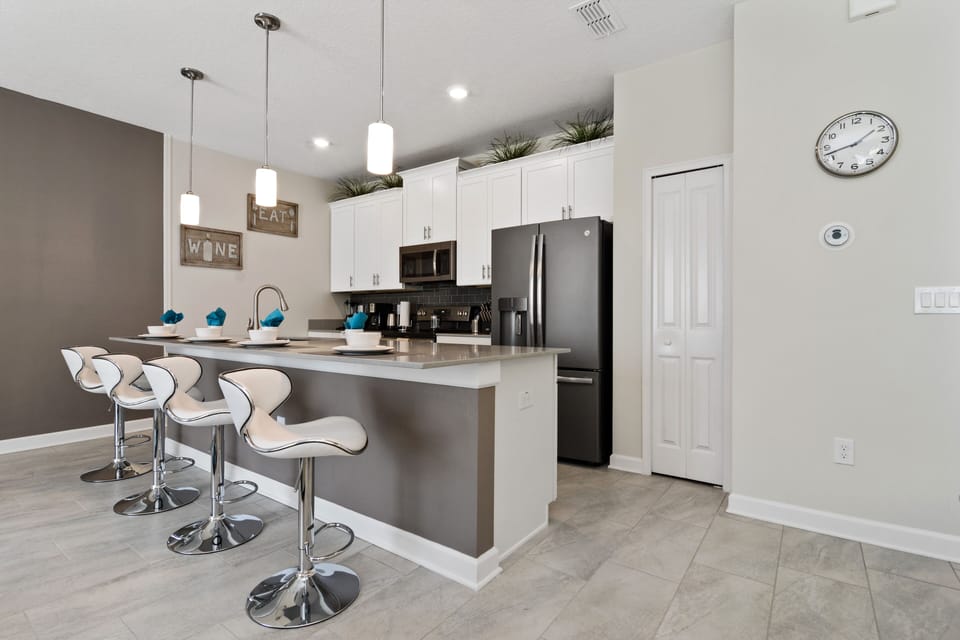 Full-size fridge, microwave, oven, stovetop