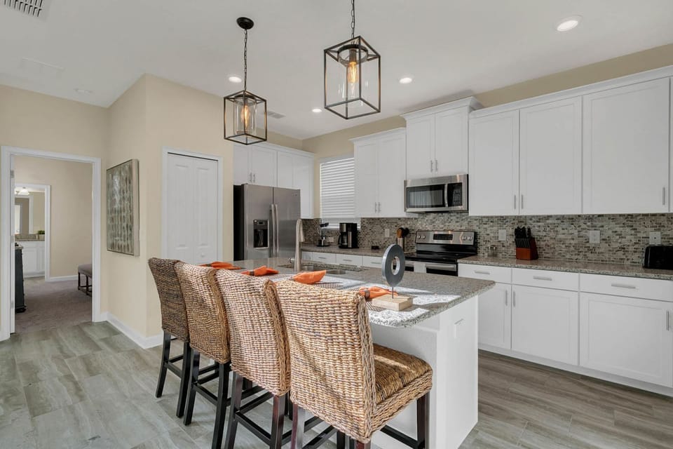 House, 5 Bedrooms | Private kitchen | Full-size fridge, microwave, oven, stovetop