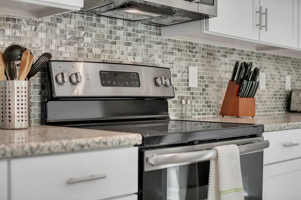 House, 5 Bedrooms | Private kitchen | Full-size fridge, microwave, oven, stovetop