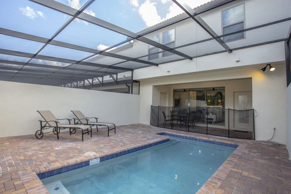 Outdoor pool, sun loungers, lifeguards on site
