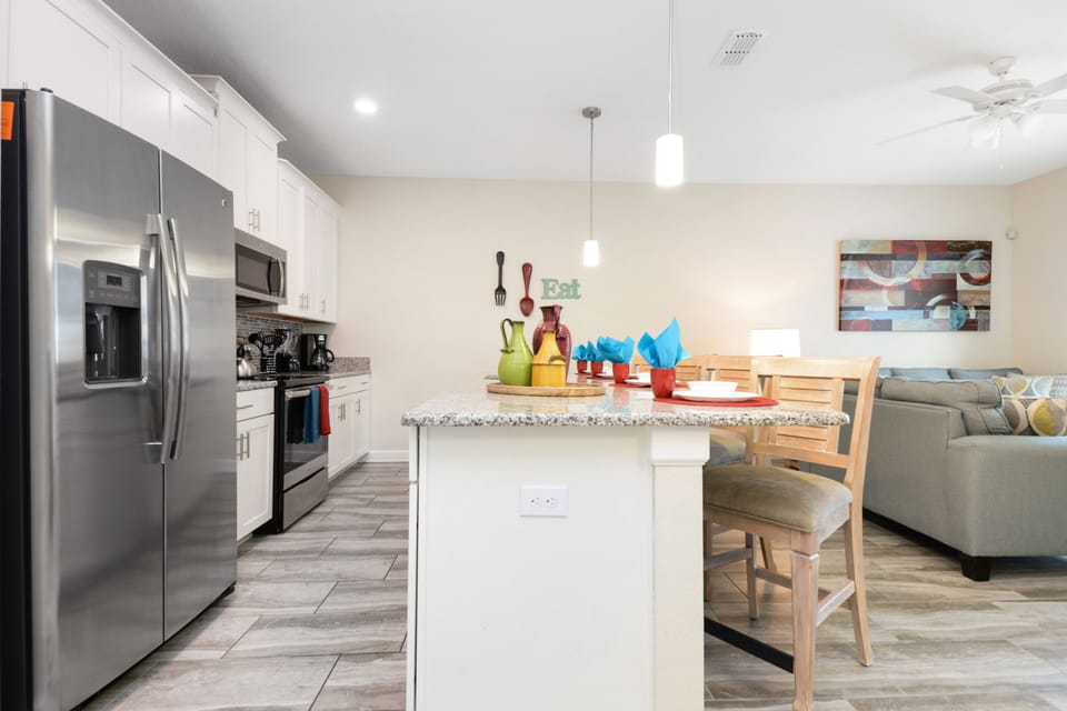 Townhome, 4 Bedrooms | Private kitchen | Full-size fridge, microwave, oven, stovetop