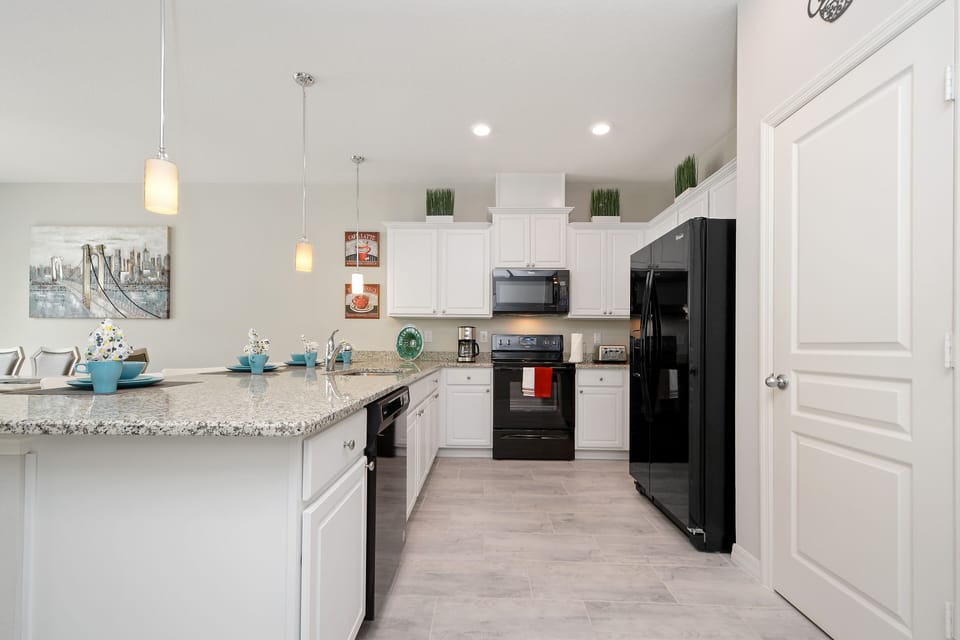 Full-size fridge, microwave, oven, stovetop