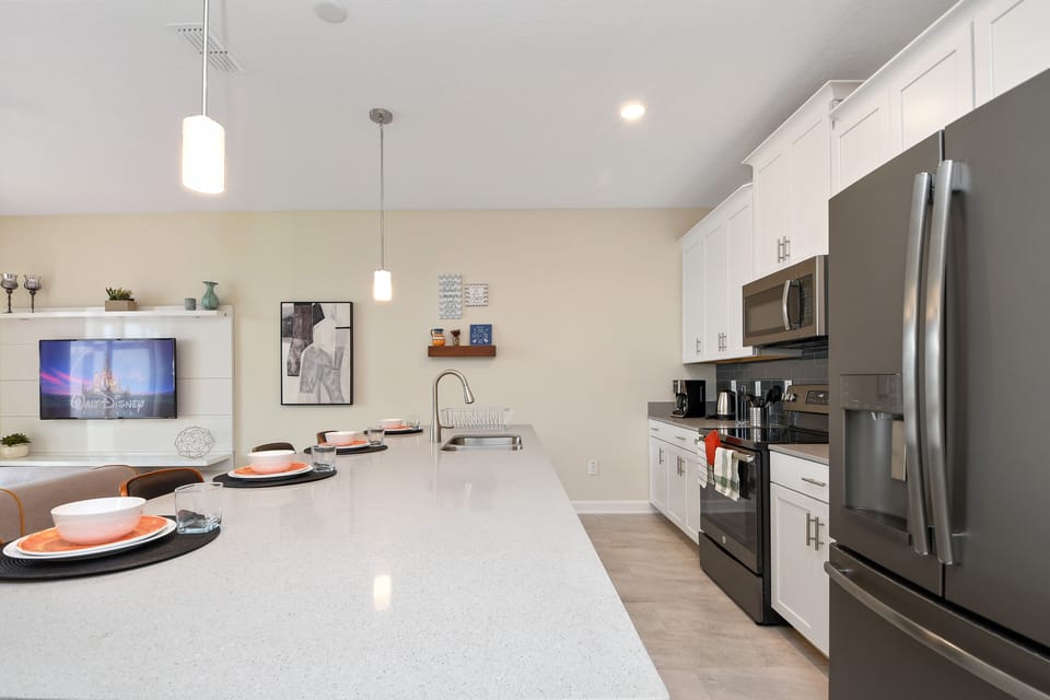 Townhome, 4 Bedrooms | Private kitchen | Full-size fridge, microwave, oven, stovetop