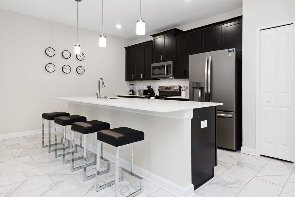 Full-size fridge, microwave, oven, stovetop