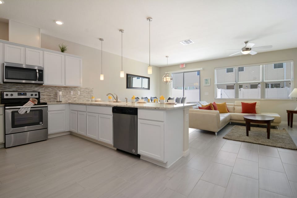 Townhome, 4 Bedrooms | Private kitchen | Full-size fridge, microwave, oven, stovetop