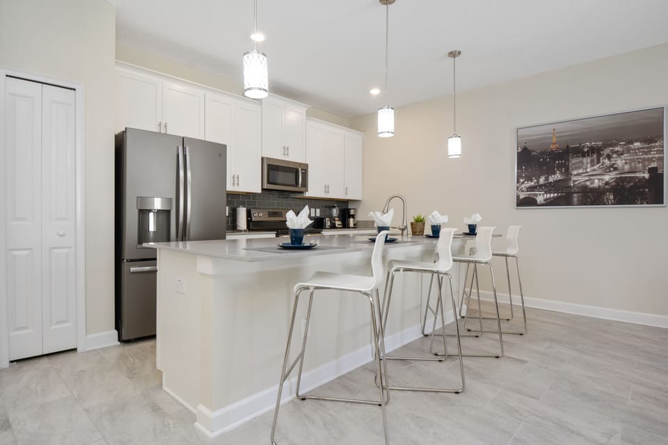 Full-size fridge, microwave, oven, stovetop