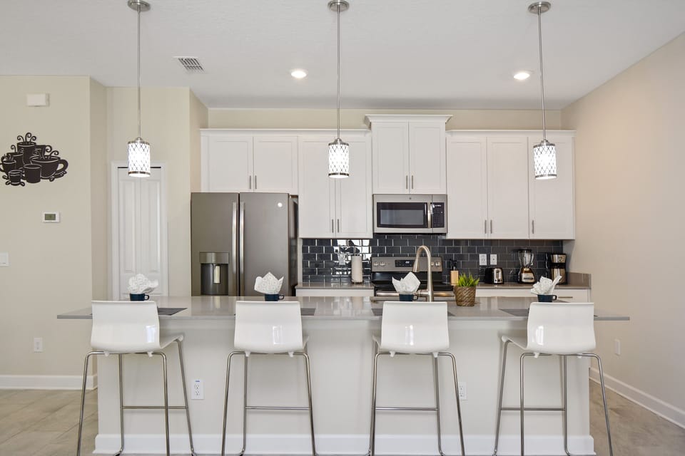 Full-size fridge, microwave, oven, stovetop