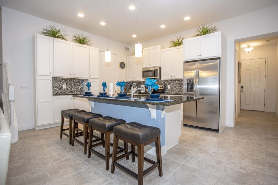 Townhome, 5 Bedrooms | Private kitchen | Full-size fridge, microwave, oven, stovetop