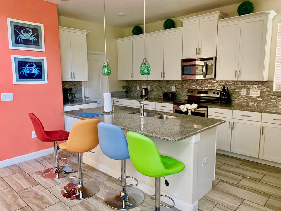 Full-size fridge, microwave, oven, stovetop