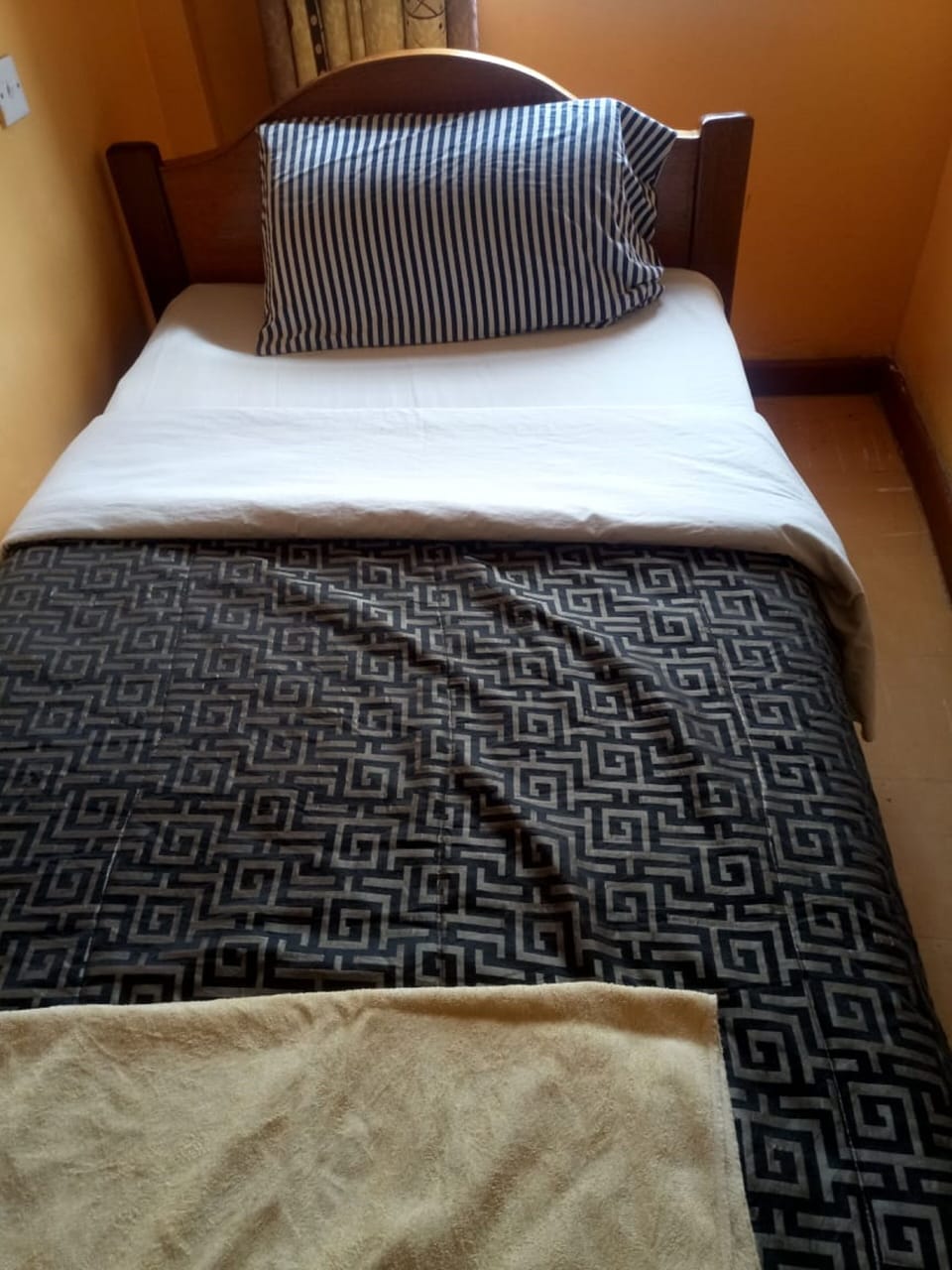Single Room | Desk, WiFi (free), bed sheets