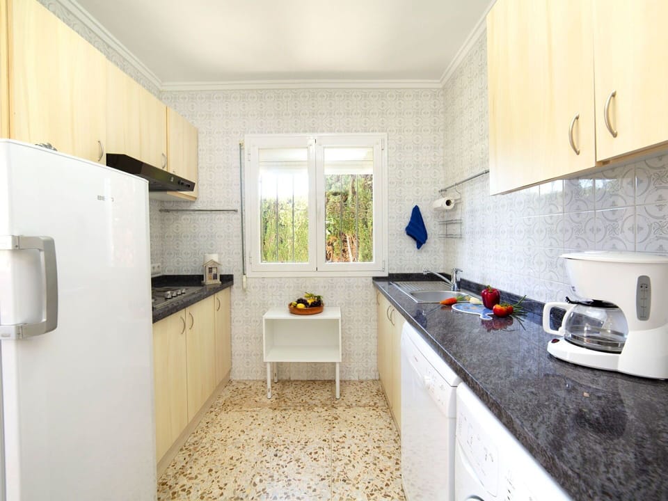 Property, Room, Kitchen, Cabinetry, Interior Design, Building, Countertop, Furniture, House, Floor