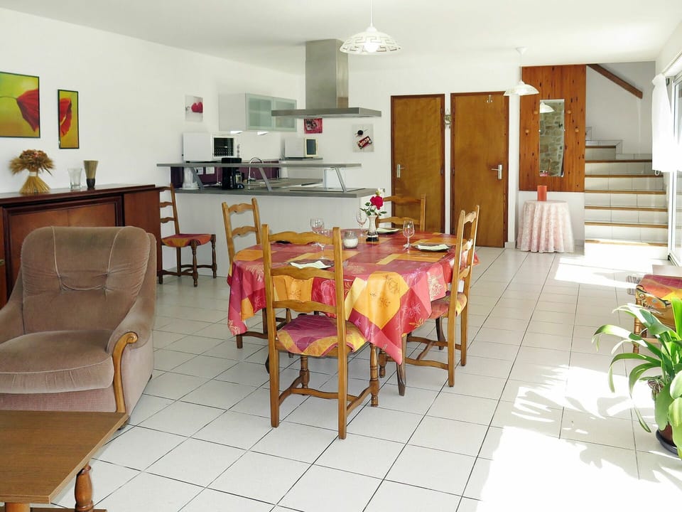Table, Property, Furniture, Plant, Chair, Building, Wood, Interior Design, Kitchen, Flooring