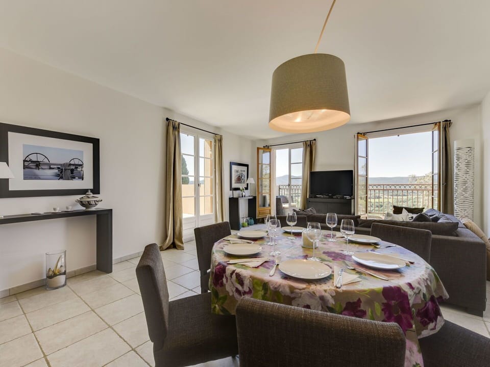Room, Property, Interior Design, Furniture, Building, Bedroom, Floor, Real Estate, Table, House