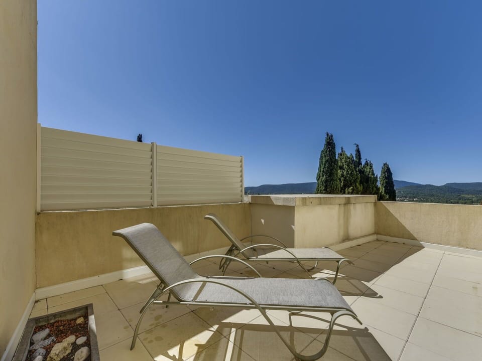 Property, Architecture, Sky, Roof, House, Daytime, Residential Area, Real Estate, Home, Design