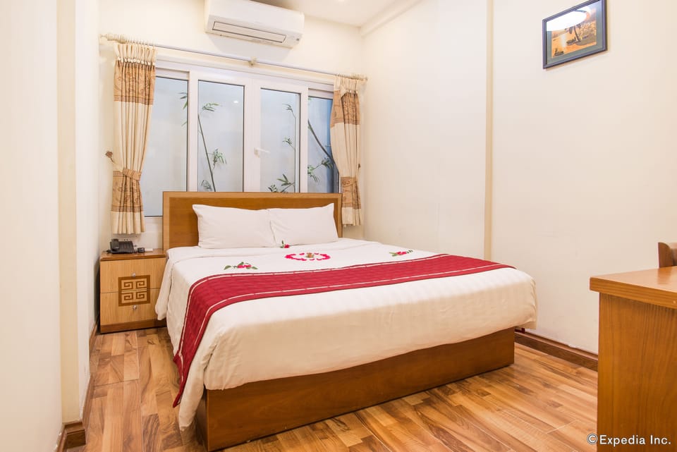 Minibar, desk, free WiFi, bed sheets