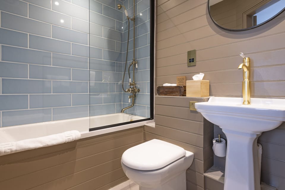 Deluxe King Four Poster Room Beach Front | Bathroom | Shower, towels