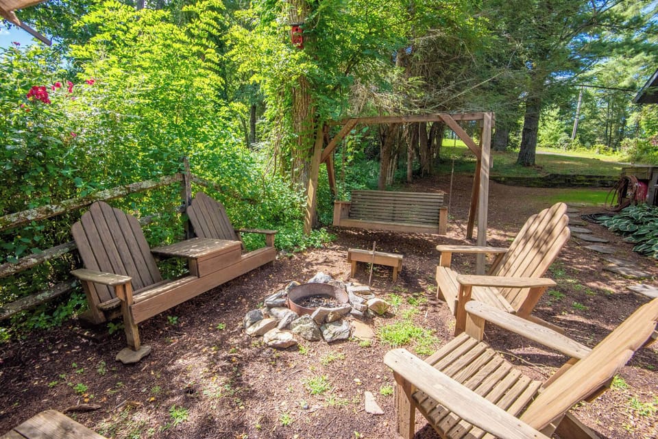 Wood burning firepit with plenty of seating (BYO wood)...