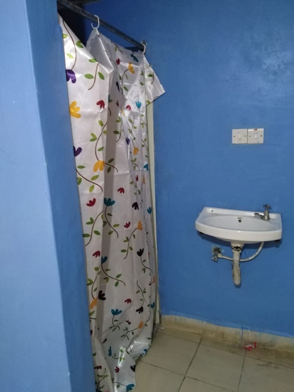 Double Room Single Use | Bathroom | Shower, rainfall showerhead, towels, soap